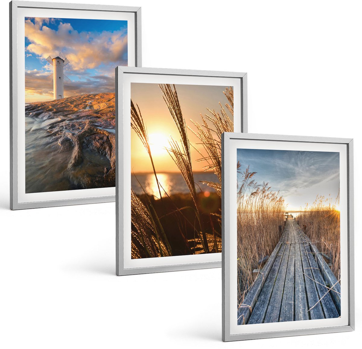 TULUP 4-Delige Schilderij Set - Uitzicht op de vuurtoren over de zee, het gras en een houten pier. - 40 x 60 cm - Moderne Wanddecoratie - Woonkamer Zilveren lijst