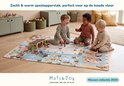 Drie lachende kinderen op een speelmat met paardenmanege. Zacht & warm speeloppervlak, perfect voor op de koude vloer.