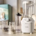 Witte Philips blender met twee hakmolens en een drinkbeker.