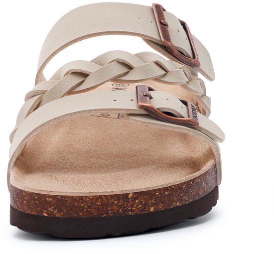 Vooraanzicht van beige sandalen met gevlochten bandjes en koperkleurige gespen.