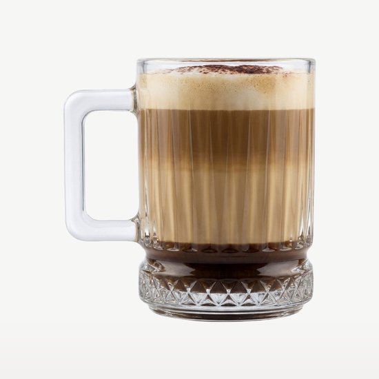 Glazen mok met ribbelpatroon, handvat, gevuld met koffie en melkschuim.