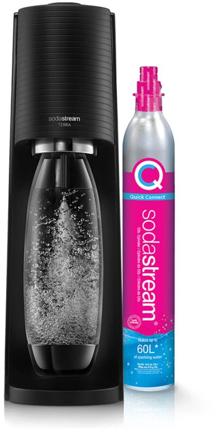 Zwarte SodaStream Terra met glazen fles bruiswater en koolzuurfles met roze en blauw label.