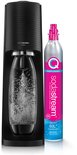 Zwarte SodaStream Terra met glazen fles bruiswater en koolzuurfles met roze en blauw label.