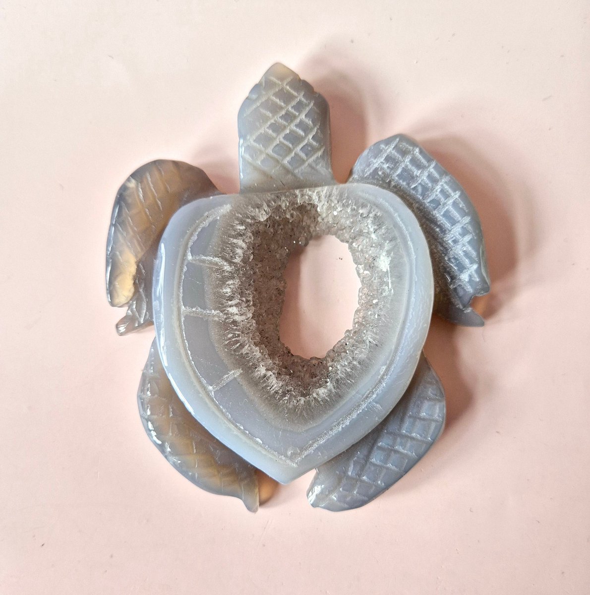 Edelsteen Grote grijze agaat schildpad met druzy (8–12 cm) #23 – handgesneden edelsteen carving