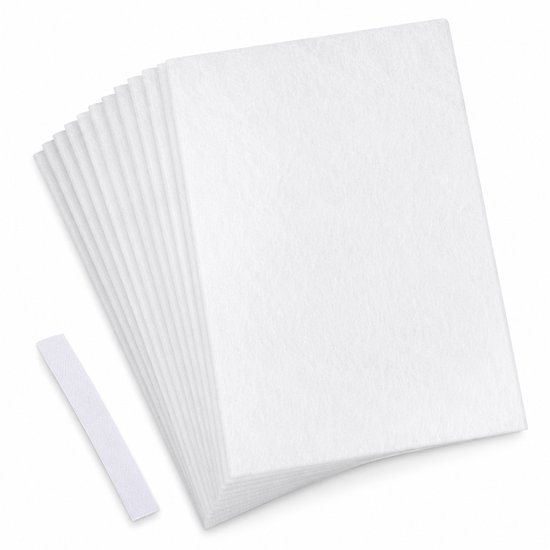 Une pile de filtres de cuisine blancs et rectangulaires en non-tissé, avec un morceau de velcro à côté.