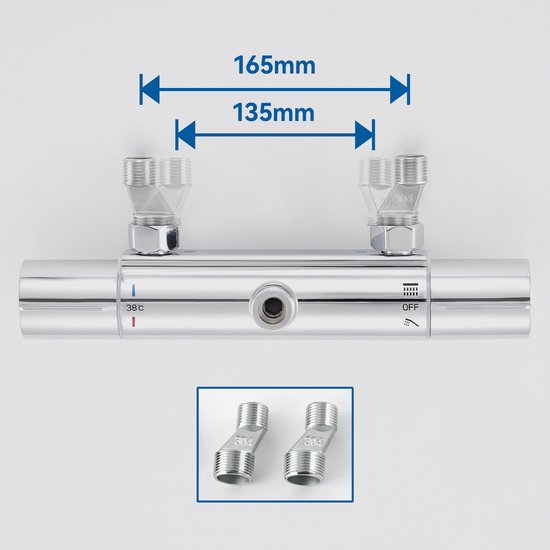 Chromen thermostaatkraan met afmetingen 165mm en 135mm. Zijaanzicht met twee aansluitingen en inzetstuk van twee verloopnippels met "304" erop.
