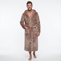 Homme en peignoir marron à capuche et ceinture, la main dans la poche.