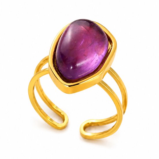 Bague dorée avec une grande améthyste violette en forme de poire. La bague est ouverte à l'arrière.