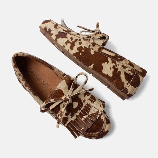 Leren mocassins van Lazamani, bruin en wit met koeienprint, franjes en strik.