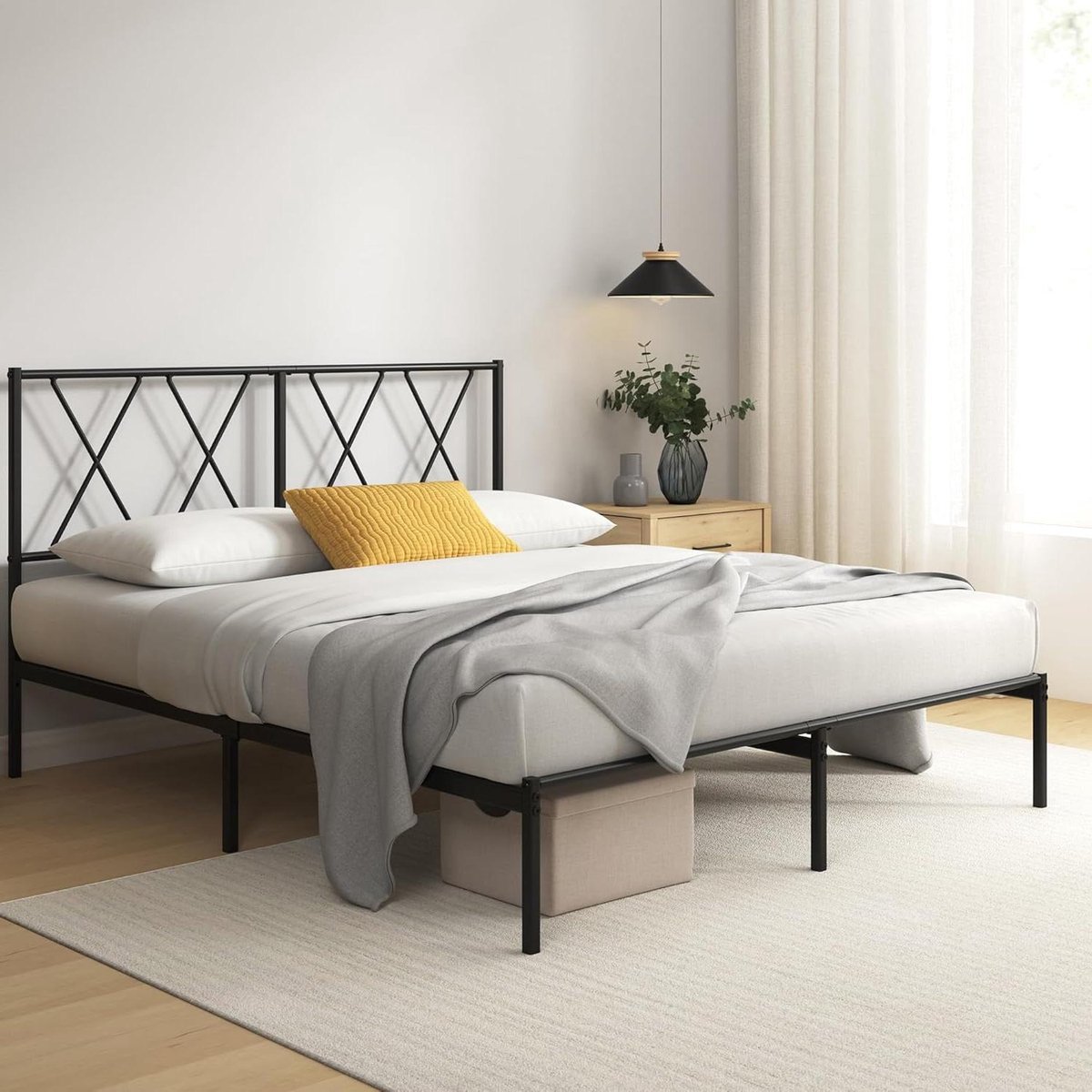 Bedframe met hoofdeinde - Metalen bed - Slaapkamer inrichten - Ruimte onder bed - 135 x 190 cm - Zwart
