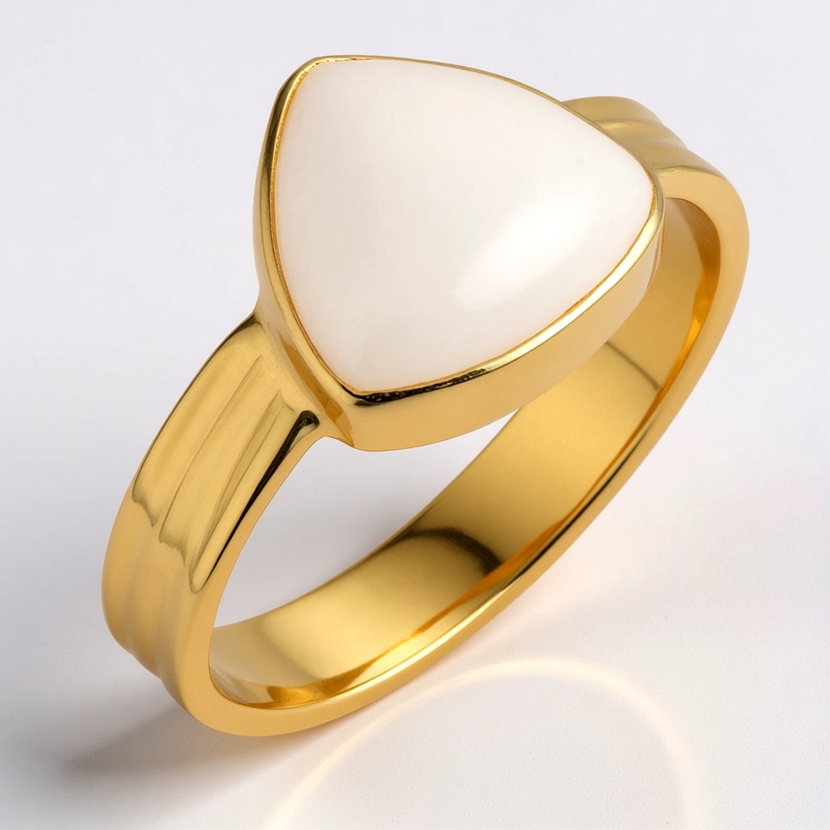 Cavill - 925 Sterling Zilver Vergulde Ring - 5,95 ct Witte Labradoriet Trilliant Cabochon - Elegante Damesring met Edelsteen Bezel Zetting