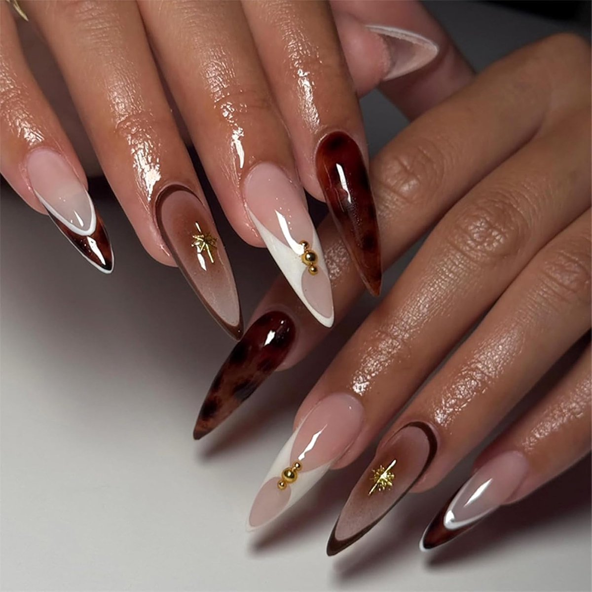 SnelShoppen - Press on Nails Long Almond Stiletto Bruine Kunstnagels met Schildpad Design - Herbruikbare Acryl Nagels met Glanzende Full Cover - 24 St