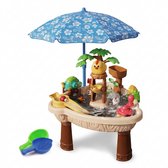 Een complete water- en zandtafel met blauwe parasol, spuitende accessoires en schepjes.