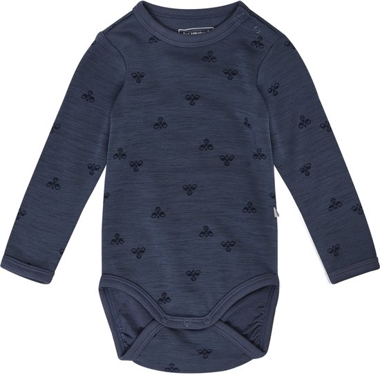 Donkerblauwe longsleeve babybody van Hummel met een subtiel zwart bijenprintje. De body heeft drukknoopjes aan de onderkant en bij de hals.