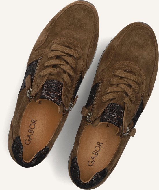 Bruine suède Gabor sneakers met dierenprint accenten en ritssluiting, bovenaanzicht.