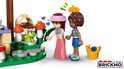 Twee LEGO Friends poppen spelen in een bos met paddenstoelen, een kikker en een eekhoorn.