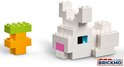 Een witte LEGO konijn met een roze oor en een groene en oranje LEGO wortel.
