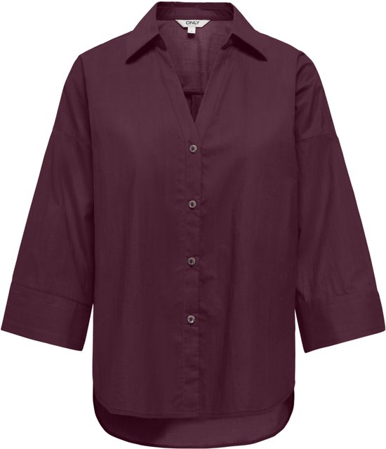 Blouse en coton bordeaux avec col en V et fermeture boutonnée. Manches trois quarts.