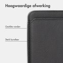 Detail van zwarte leren kaarthouder met gestikte randen.