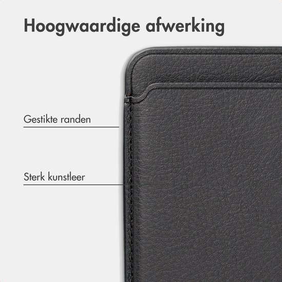 Detail van zwarte leren kaarthouder met gestikte randen.