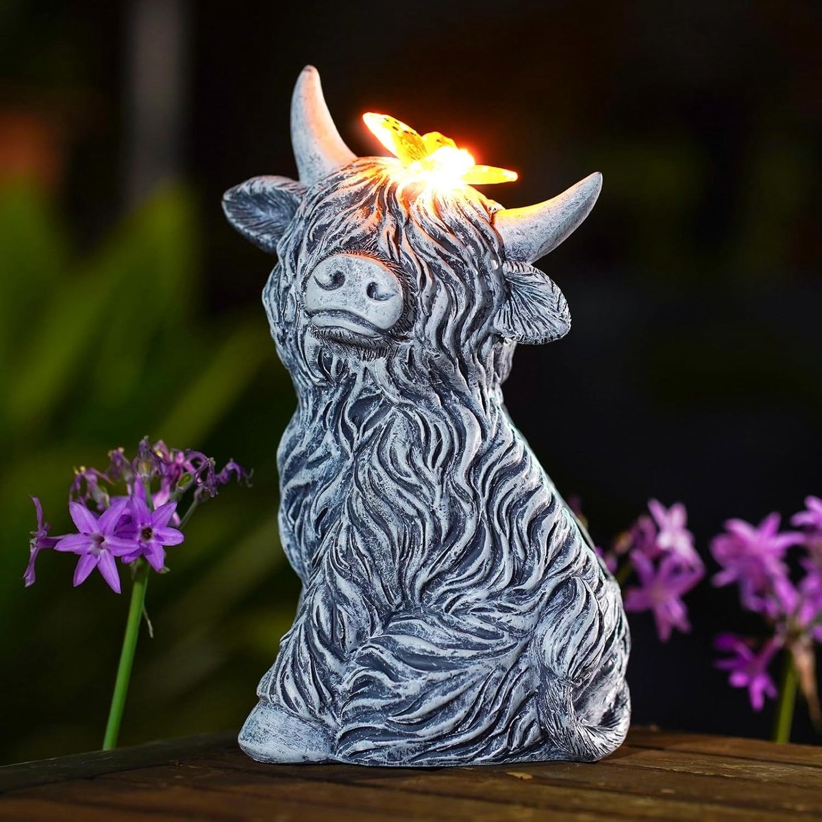Hogelander Koe Figuren met Vlinder - Weerbestendige Tuindecoratie en Leuke Gift voor Tuin en Woonkamer, Perfect voor Vrouwen, Mannen en Moeders