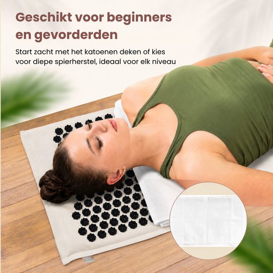 Vrouw op een beige acupressuurmat met een wit katoenen deken onder haar hoofd. Geschikt voor beginners en gevorderden.