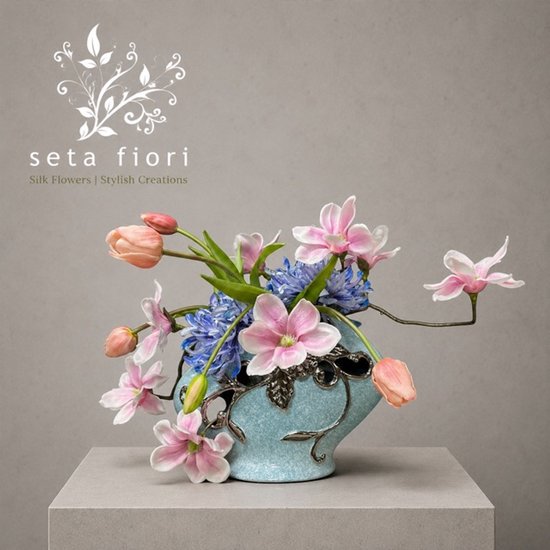 Seta Fiori - Zijden bloemen - Opengewerkte vaas met kunstbloemen – Blauw & zachtroze in harmonie - 50cm