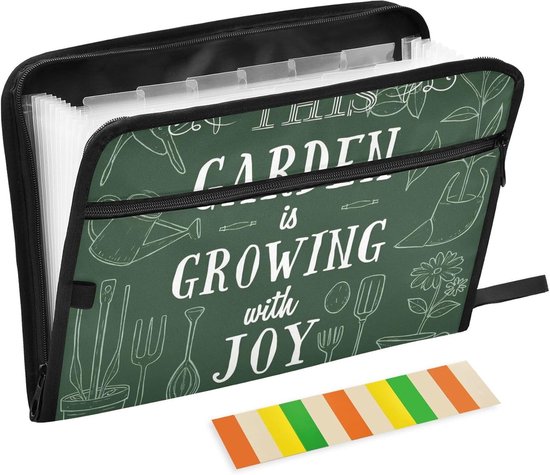 Groene accordeonmap met tuinthema, witte lijnen van tuingereedschap en tekst 'GARDEN is GROWING with JOY'.