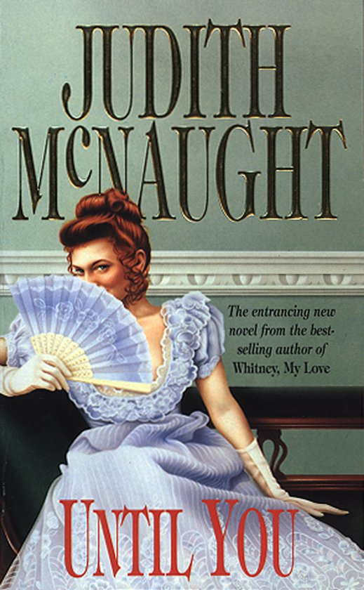 Boekomslag van 'Until You' door Judith McNaught. Een vrouw in een blauw-witte jurk met waaiende kragen houdt een waaier voor haar gezicht.