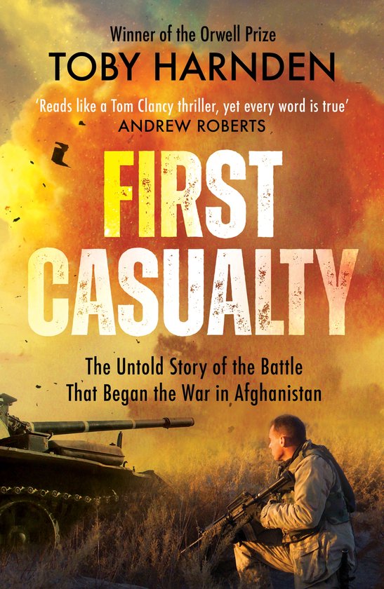 Boekomslag van 'First Casualty' door Toby Harnden. Een soldaat met een wapen kijkt naar een explosie naast een tank. Tekst: 'Winner of the Orwell Prize', 'FIRST CASUALTY', 'The Untold Story of the Battle That Began the War in Afghanistan'.