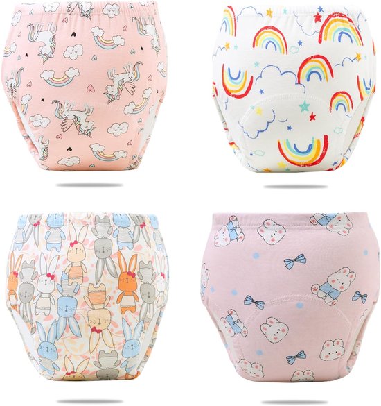 Vier verschillende trainingsbroekjes met vrolijke prints: een roze met eenhoorns en regenbogen, een witte met regenbogen, een witte met konijnen, en een roze met konijnen.