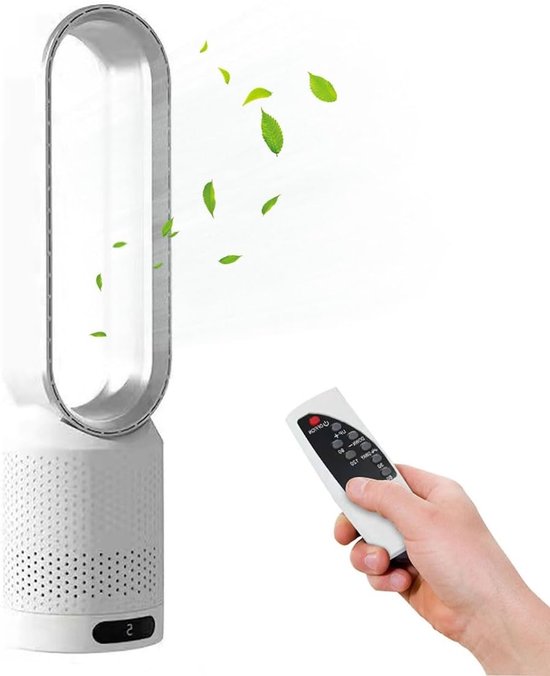 Hand houdt een witte afstandsbediening vast bij een witte torenventilator.