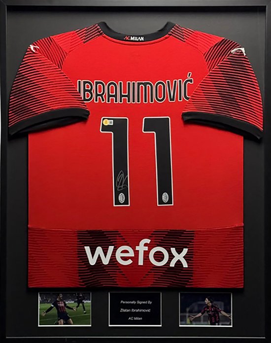 Ingelijst rood AC Milan shirt met zwarte mouwen. 'BRAHIMOVIĆ 11' en 'wefox' in het wit. Gesigneerd.