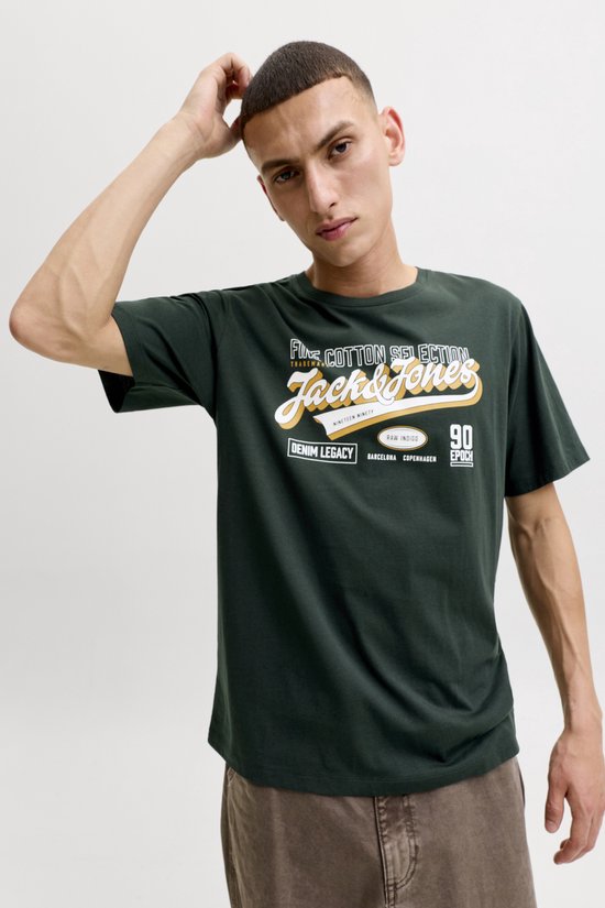 Donkergroen T-shirt met opdruk 'Jack & Jones', 'Fine Cotton Selection', 'Nineteen Ninety' en 'Denim Legacy'.