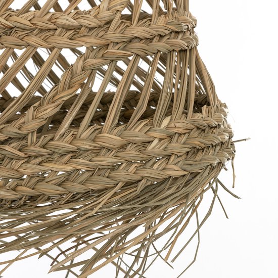 Close-up van natuurlijke rotan hanglamp met open weefsel, vlechten en gerafelde onderrand