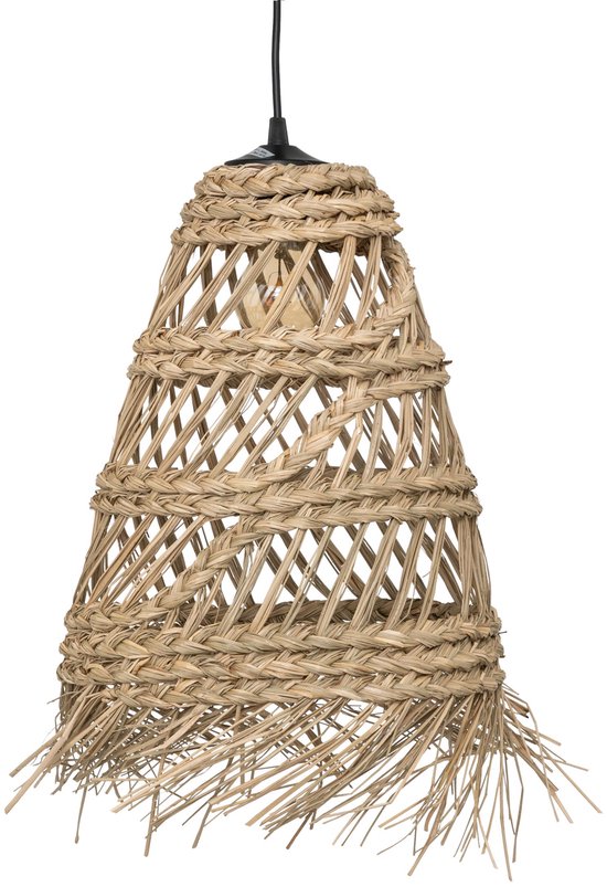 Natuurlijke rotan hanglamp met open weefsel en gerafelde onderrand, op witte achtergrond