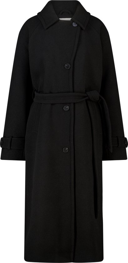 Trench noir avec boutons, ceinture à la taille et poignets.
