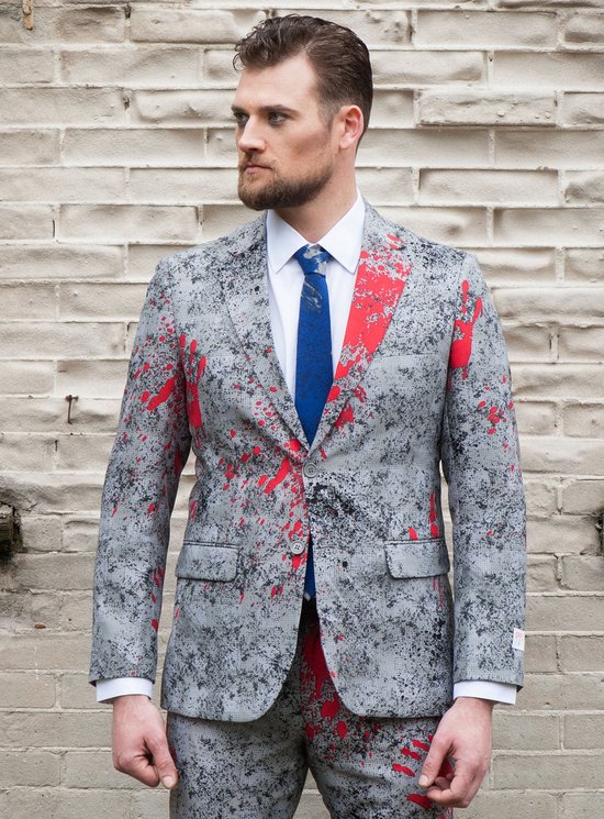 Man in grijs OppoSuits Zombiac kostuum met rode verfspatten, blauwe das.