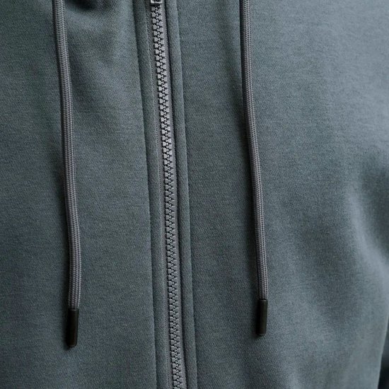 Detail van de rits en koorden van een grijze hoodie.