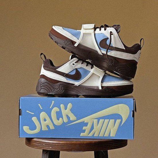 Lichtblauwe, beige en bruine sneakers op een blauwe doos met 'JACK' en Nike logo.