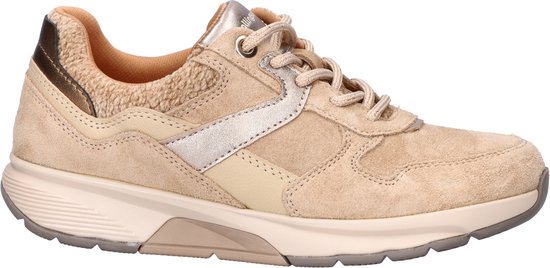 Lichtbruine suède sneaker met veters, zilveren detail en teddy-achtige voering.