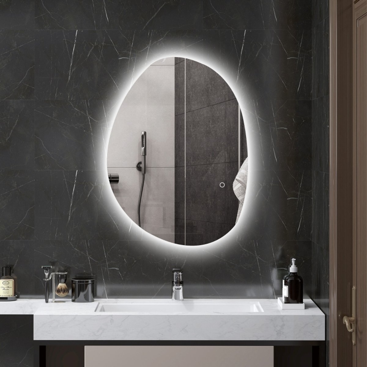 Badkamerspiegel Asymmetrisch Met LED Verlichting En Touchbediening 70 X 50 Cm Glas Silver Voor Moderne Badkamer Met Anti Condens