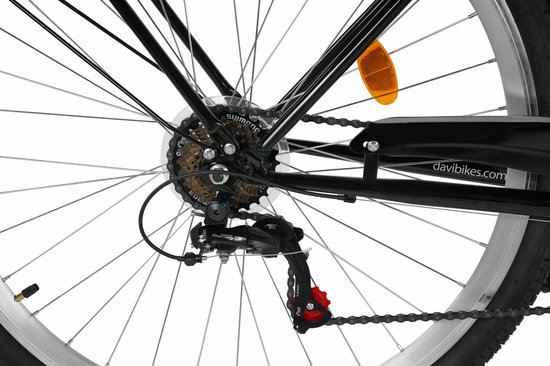 Detail van de versnellingsgroep Shimano en ketting van een zwarte fiets.