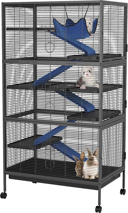 Grote zwarte metalen kooi met 4 verdiepingen, hellingen en een hangmat. Met een fret, een klein dier en twee konijnen.