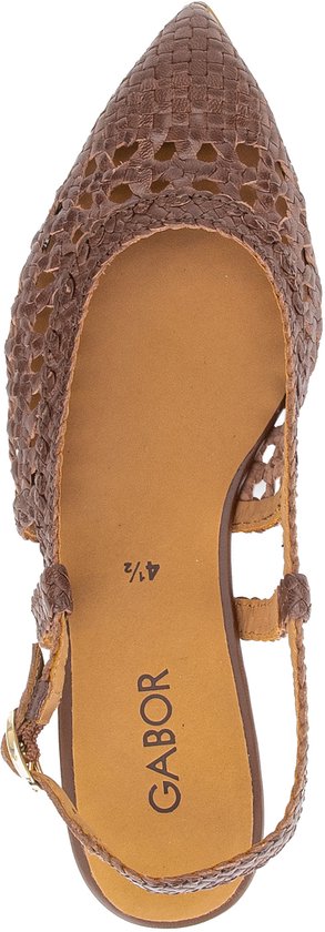 Bovenaanzicht bruine Gabor slingback met gevlochten bandjes, puntige neus en open patroon.