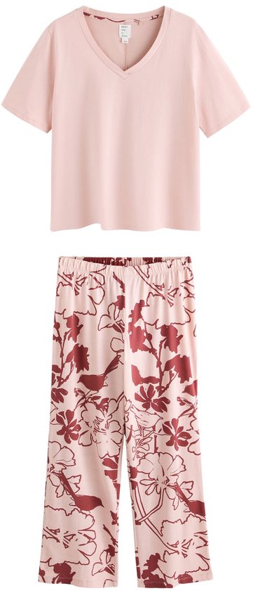 Roze T-shirt met korte mouwen en V-hals, naast een roze pyjamabroek met bordeauxrode bloemenprint.