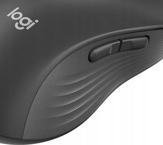 Close-up van de grijze Logitech M650 L muis met knoppen en geribbelde grip.