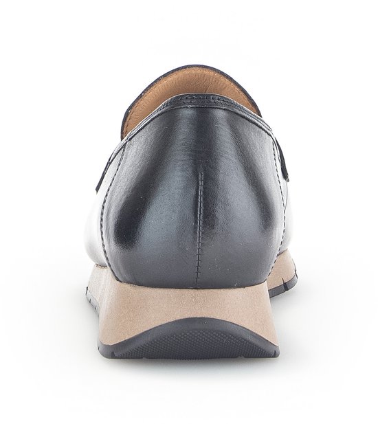 Achteraanzicht van een zwarte Gabor loafer met een beige sportieve zool.