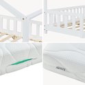 Gedetailleerde foto's van een wit kinderbed met houten lattenbodem en een wit matras met rits