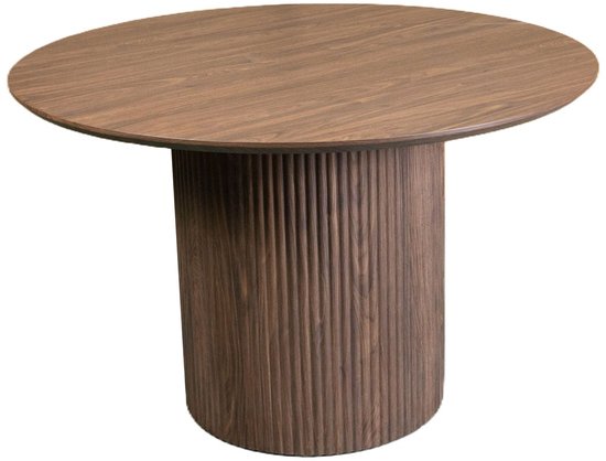 Ronde walnoothouten tafel met geribbelde voet, geïsoleerd op een witte achtergrond.